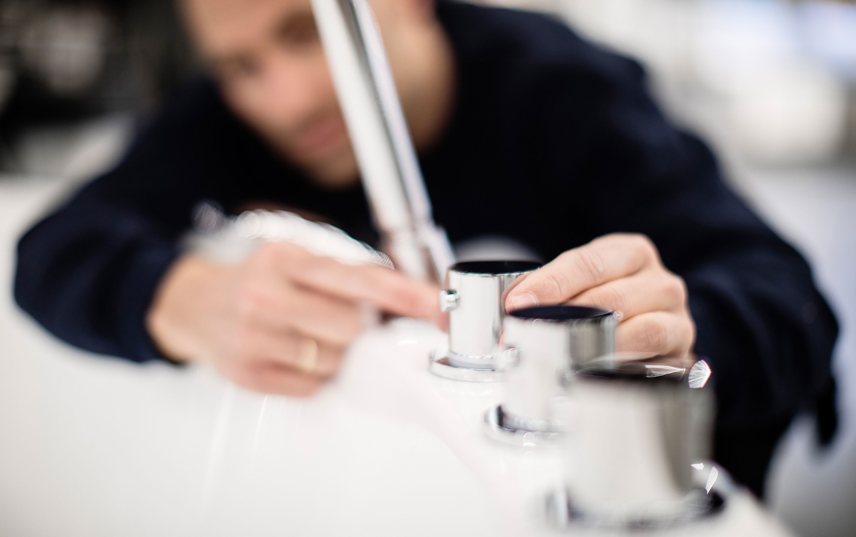 VB-rørlegger monterer blandebatteri på badekar.